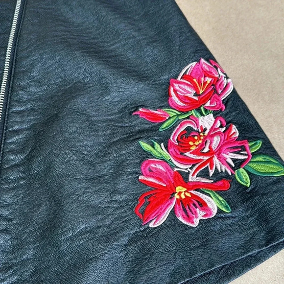 Divided by H&M Women Black Faux Leather With Embroidered Flowers Skirt Sz 8 - Picture 6 of 8
